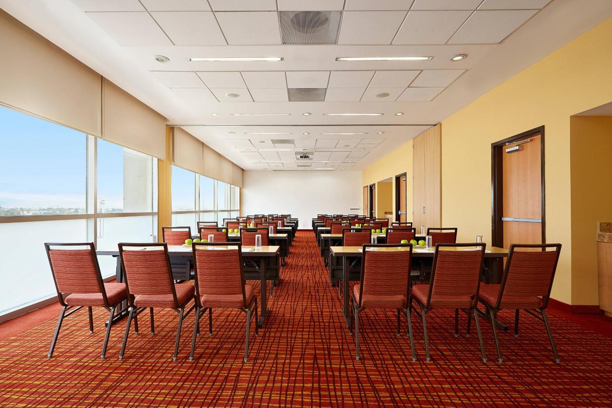 Courtyard By Marriott Leon At The Poliforum Exterior photo